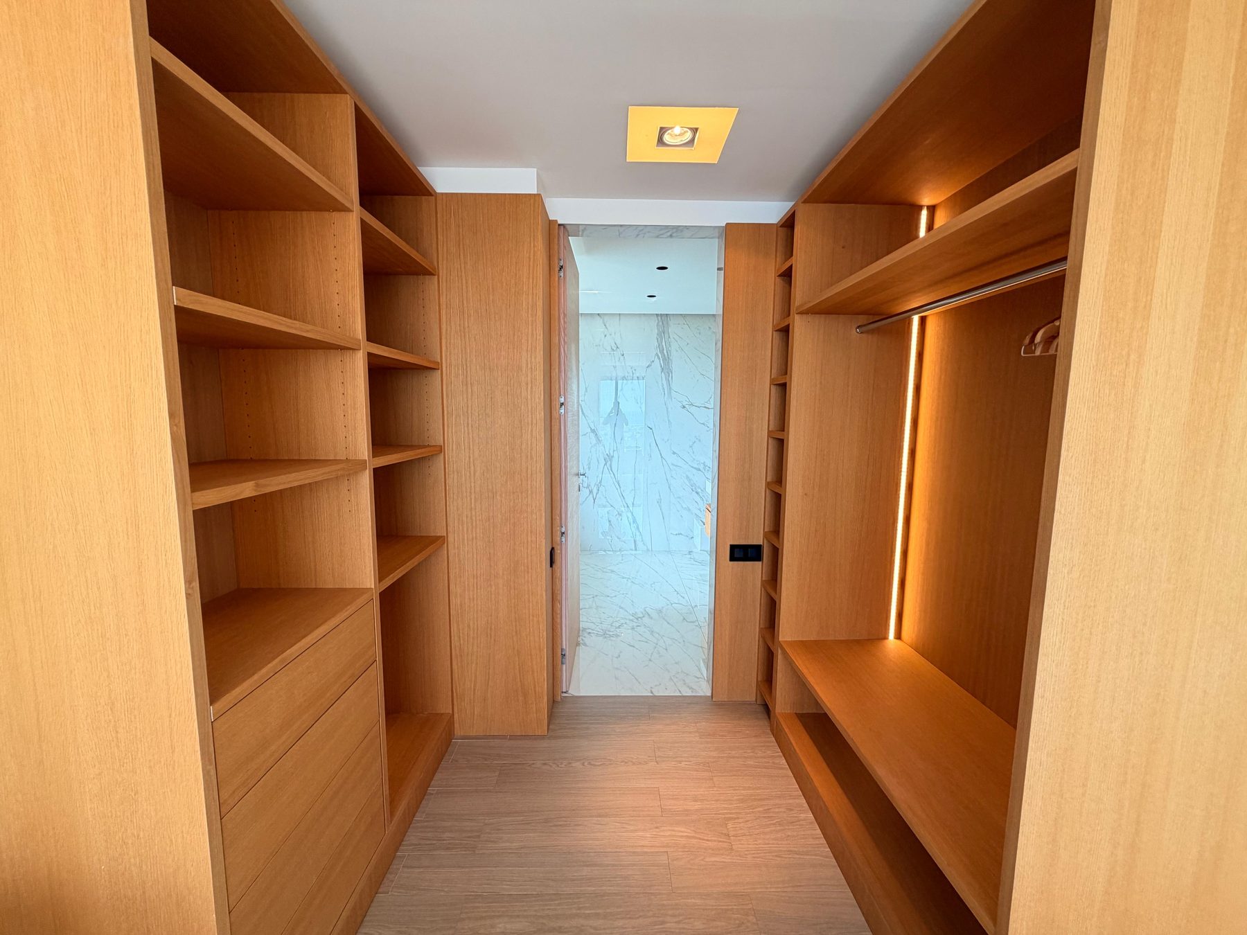 Walk-in dressing room in natural oak