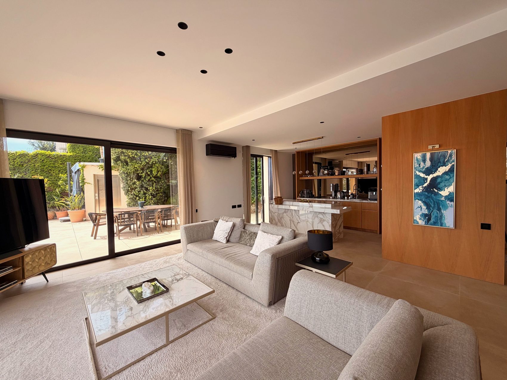 Salon with deep sofas opening onto the terrace